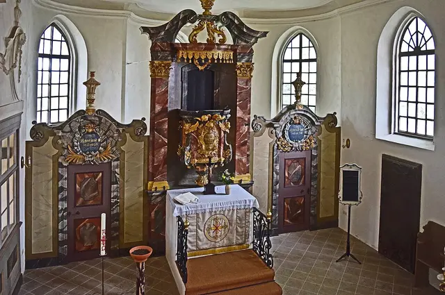 Blick auf Altar und Kanzel | Foto: Wissenslustiger, CC BY-SA 4.0, https://commons.wikimedia.org/w/index.php?curid=157117095