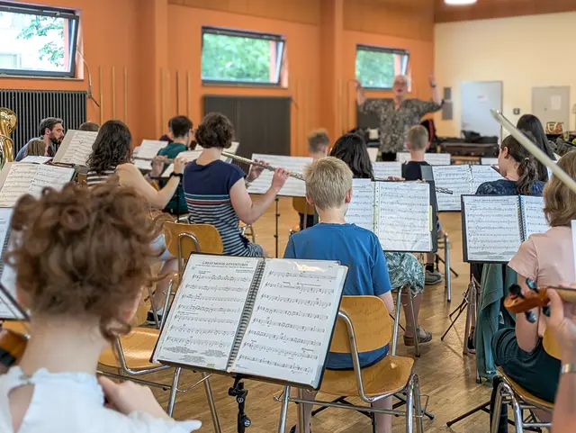Angestimmt: Aktuell bereiten die 52 Orchestermitglieder das Konzert für das Sommerfest vor. Auf dem Programm steht unter anderem Filmmusik. | Foto: Beatrix Heinrichs
