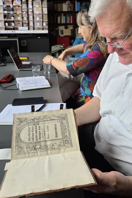 Thomas Fuchs von der Unibibliiothek Leipzig bewundert eines der in Eisleben neu entdeckten Werke. | Foto: Thomas Nawrath