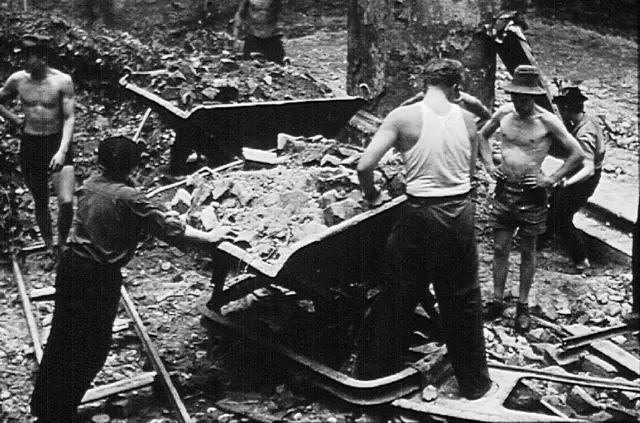 Jugendliche beim Enttrümmern einer Kirchenruine beim ersten Sommerlager der Aktion Sühnezeichen im Juli 1962 in Magdeburg. Der Einladung von Sühnezeichen-Gründer Lothar Kreyssig waren damals 70 Jugendliche in die Domstadt Magdeburg gefolgt, um für zwei Wochen drei der zahlreichen Kirchenruinen zu enttrümmern.  | Foto: epd-bild / Aktion Sühnezeichen Friedensdienste