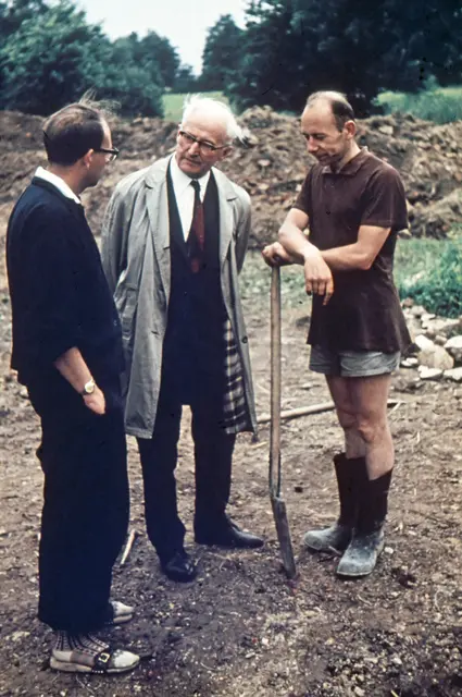 Die erste Gruppe der Aktion Sühnezeichen arbeitete im Sommer 1965 im ehemaligen Vernichtungslager Auschwitz-Birkenau. Auf dem Bild v.l.: Günter Särchen, Präses Lothar Kreyssig und Pfarrer Wolfgang Globisch aus Nysa. | Foto: picture alliance / Zoonar / Konrad Weiß