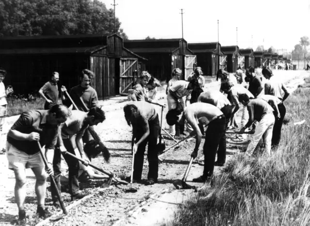 Eine Gruppe von 21 Jugendlichen aus Hannover leisten im Rahmen der Aktion Sühnezeichen im Juli 1970 Dienste im ehemaligen deutschen Konzentrationslager Majdanek bei Lublin (Polen).  | Foto: picture-alliance/ dpa
