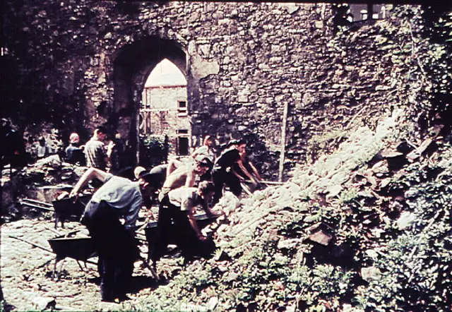 Jugendliche beim Enttrümmern einer Kirchenruine beim ersten Sommerlager der Aktion Sühnezeichen im Juli 1962 in Magdeburg. Der Einladung von Sühnezeichen-Gründer Lothar Kreyssig waren damals 70 Jugendliche in die Domstadt Magdeburg gefolgt, um für zwei Wochen drei der zahlreichen Kirchenruinen zu enttrümmern. | Foto: epd-bild / Aktion Sühnezeichen Friedensdienste
