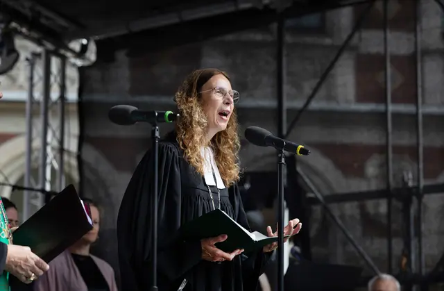 Auf der Bühne begrüßt Regionalbischöfin Friederike Spengler die Menschen mit den Worten: "Schön ist es, zu leben."  | Foto: epd-bild/ Paul-Philipp Braun