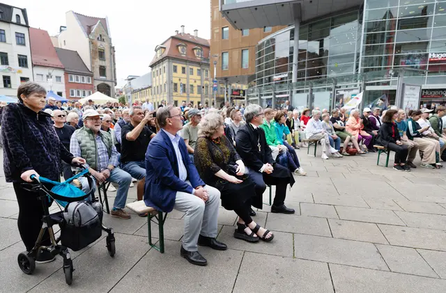 Zu dem Gottesdienst waren Familien, junge Erwachsenen und Senioren gekommen. In der ersten Reihe hatten neben Bodo Ramelow (v.l. ) Dorothea Marx, SPD-Politikerin und stellvertretende EKM-Synodale, und Landesbischof Friedrich Kramer Platz genommen. | Foto: epd-bild/ Paul-Philipp Braun