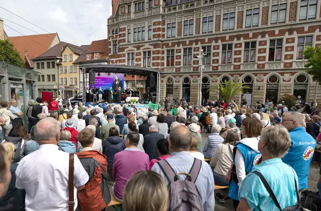 Rund 700 Menschen hatten sich am Erfurter Anger versammelt.  | Foto: epd-bild/ Paul-Philipp Braun