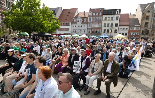 Das "Fest der Demokratie" in der Erfurter Innenstadt wurde organisiert vom Bündnis "Weltoffenes Thüringen".  | Foto: epd-bild/ Paul-Philipp Braun