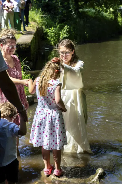 Erfrischt vom Heiligen Geist: Ende Juni taufte Pfarrerin Therese Roppel (r.) zwölf Menschen in  und an der Ilm. | Foto: Kirchengemeinde Stadtilm