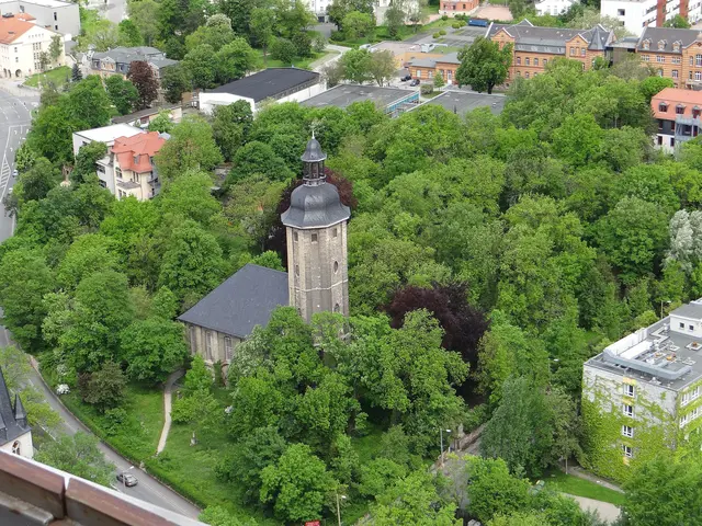 Friedenskirche: Das 1693 eingeweihte Gotteshaus steht im Zentrum des Johannisfriedhofs. Seine farbigen Chorfenster gestaltete Fritz Körner nach 1945. Sie zeigen Motive aus der Offenbarung . | Foto: Ev. KIrchenkreis Jena