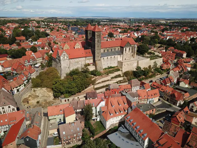 Schlossberg mit Stiftskirche St. Servatius in Quedlinburg ragen aus der mittelalterlichen Altstadt mit ihren zahlreichen Fachwerkhäusern empor. | Foto: epd-bild/Steffen Schellhorn