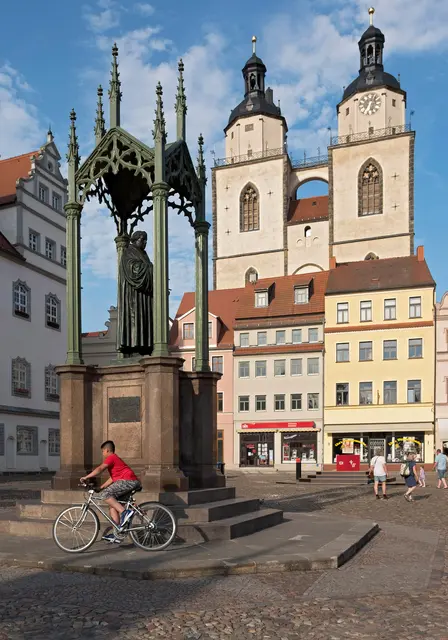 Marktplatz der Lutherstadt Wittenberg mit dem Denkmal des Reformators Martin Luther (1483 - 1546) und der Stadtkirche St. Marien, Luthers Predigtkirche.  | Foto: epd-bild/Rolf Zöllner