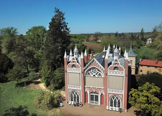 Das Gotische Haus im Wörlitzer Park wurde 1773–1813 im neogotischen Stil erbaut. Vorbild war der englische Herrensitz Strawberry Hill.  | Foto: epd-bild/Steffen Schellhorn