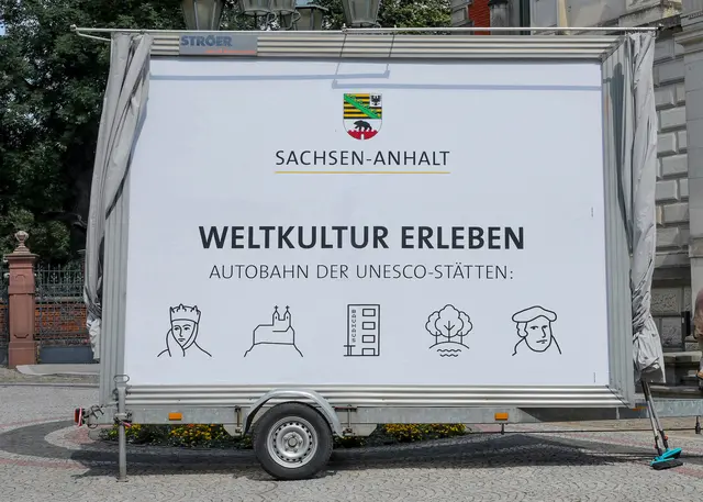 Mit seiner einzigartigen Dichte an Unesco-Welterbestätten will Sachsen-Anhalt weiterhin bei Touristen punkten . An der Autobahn A9 wurden Hinweisschilder angebracht, um Reisende auf die fünf Welterbestätten aufmerksam zu machen.  | Foto: epd-bild/Viktoria Kühne