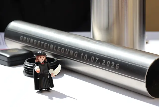 Martin Luther - zumindest als Spielfigur - wurde zusammen mit einer Tageszeitung, einer Münze und aktuellen Dokumenten in die Zeitkapsel für die Grundsteinlegung für die Nachwelt mitgegeben- | Foto: Thomas Nawrath