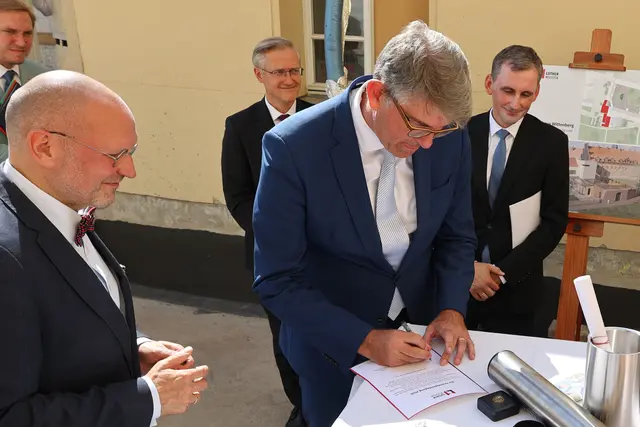 Luthergedenkstätten-Stiftungsvorstand Thomas T. Müller, Wittenbergs Bürgermeister Andé Seidig. Kulturstaatsminister Wolfram Weimer und Sachsen-Anhalts Bildungsminister Jan Riedel unterschrieben ein Dokument für die Zeitkapsel des Grundsteins. | Foto: Thomas Nawrath