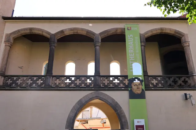Historisches Portal und Empore am Lutherhaus - dahinter entsteht der Neubau. | Foto: Thomas Nawrath