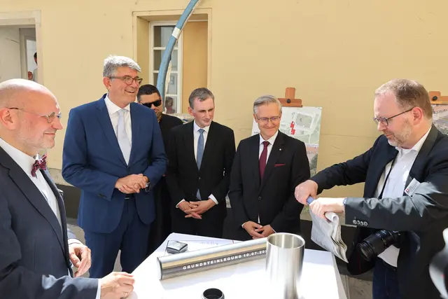 Luthergedenkstätten-Pressesprecher Johannes Killyen (rechts) verstaute den Ehrengästen alle Dokumente für die Zeitkapsel der Grunsteinlegung. | Foto: Thomas Nawrath