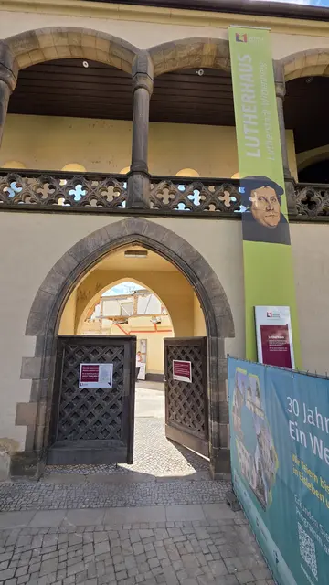 Das historische Eingangsportal vom Lutherhof bleibt erhalten und bildet künftig den Eingang zum neuen Anbau am Lutherhaus- | Foto: Thomas Nawrath
