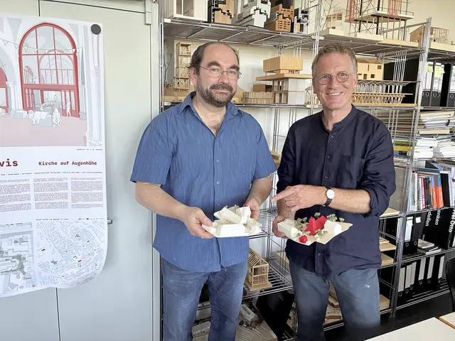 Kleine Modelle, große Projekte: Bauingenieur Christian Stangenberger (l.) und Philipp Krebs, Professor für Architektur an der Fachhochschule Erfurt, präsentieren die Entwürfe ihrer Studenten. | Foto: Angelika Reiser-Fischer