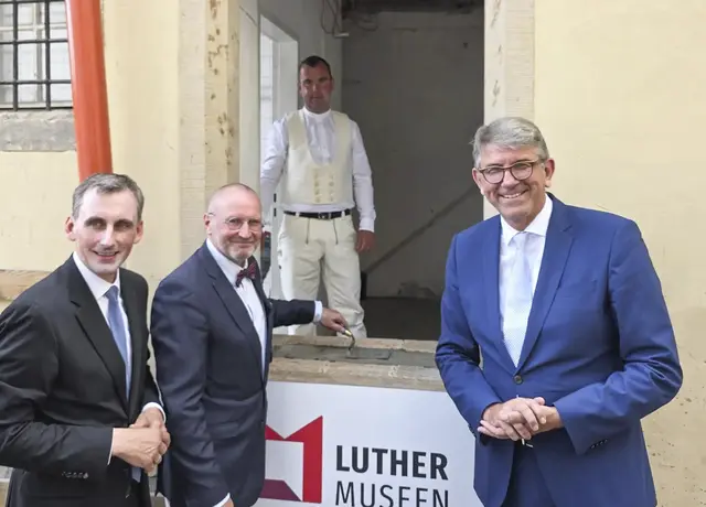 Grundsteinlegung: Jan Riedel, Thomas T. Müller von der Stiftung Luthergedenkstätten, Maurermeister Maximilian Wegener und Kulturstaatsminister Wolfram Weimer | Foto: Thomas Nawrath