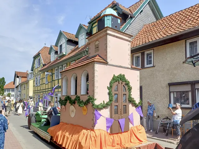 Eichsfelder "Original" im Nottertal: Anlässlich der 1150-Jahr-Feier in Schlotheim zog die Hüpstedter Modellkirche durch die Stadt. | Foto: Reiner Schmalzl