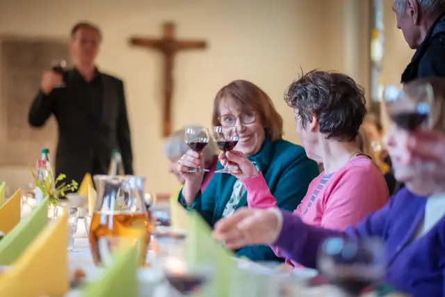 Das Abendmahl als gemeinsame Mahlzeit hat seinen Ursprung in der Überlieferung der Evangelien. Hier ein Tischabendmahl am Gründonnerstag in der evangelischen Friedenskirche in Offenbach. | Foto: epd-bild/Tim Wegner