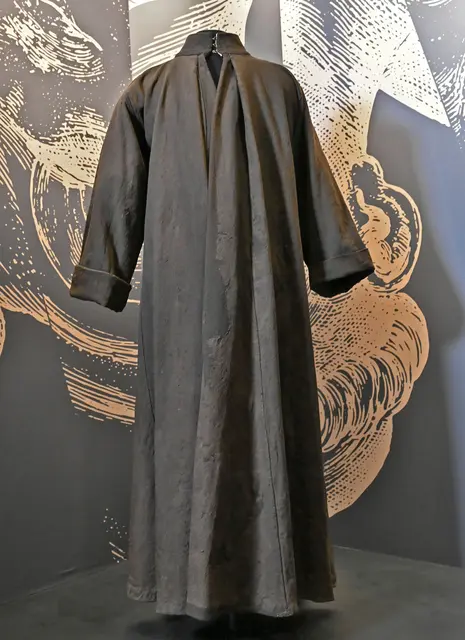 Die Lutherkutte in der Ausstellung in Wittenberg. | Foto: Stiftung Luthergedenkstätten in Sachsen-Anhalt / Johannes Killyen