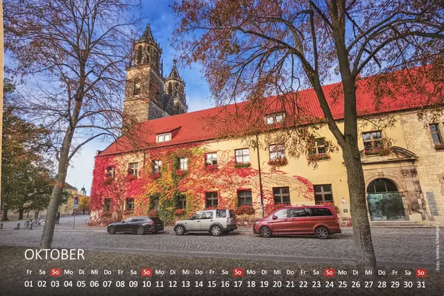 Oktober-Seite mit dem Landeskirchenamt im Südflügel des Dom-Kreuzgangs. Links im Hintergrund das Dommuseum Ottonianum. | Foto: Förderverein Magdeburger Dommuseum / Andrea Schwingel