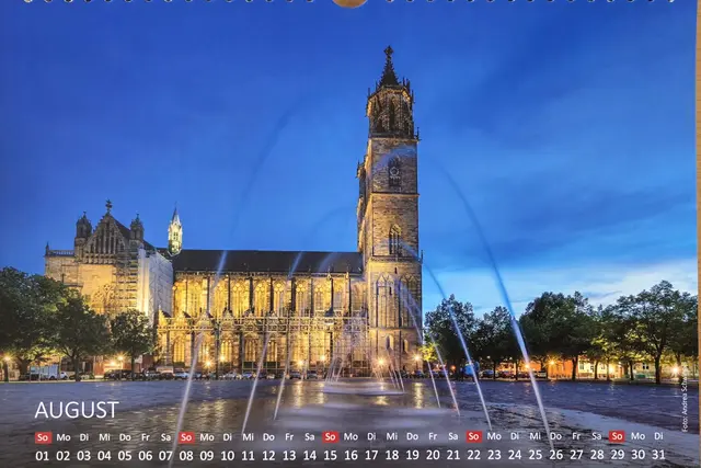 August-Bild mit Wasserspielen auf dem Domplatz. Rechts unter den Bäumen ist dcas Dommuseum. | Foto: Förderverein Magdeburger Dommuseum / Andrea Schwingel