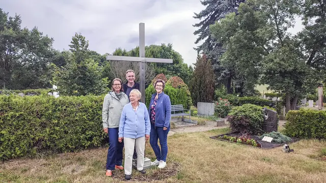 Vier für den Friedhof: Christine Häcker (v. l.), Andreas Janßen, Christine Küenle und Susann Wallow engagieren sich für den besonderen Ort in Törten. | Foto: Thorsten Keßler