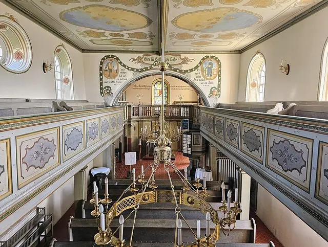 Blick ins Kirchenschiff zum Altar
 | Foto: Subbass1, CC BY-SA 4.0, https://commons.wikimedia.org/w/index.php?curid=133930760