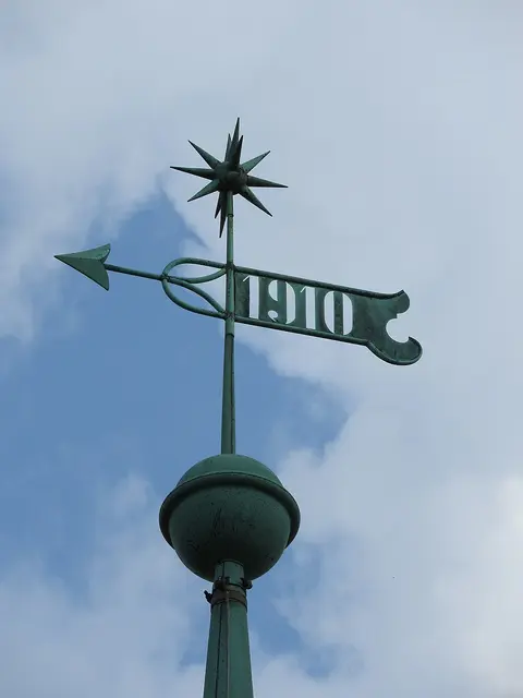 Wetterfahne der Kirche in Zoppoten
 | Foto: Aschroet, CC0, https://commons.wikimedia.org/w/index.php?curid=81609651