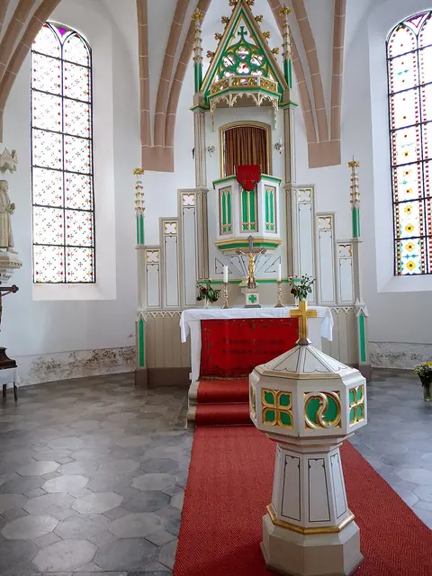 Kanzelaltar und Taufstein | Foto: Ghostwriter123, CC BY-SA 4.0, https://commons.wikimedia.org/w/index.php?curid=195354115