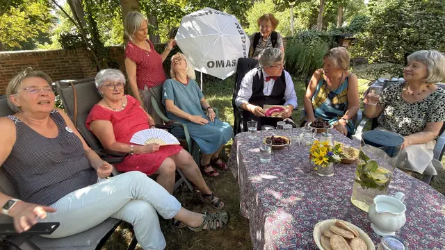 In Halle traf Kramer eine engagierte Gruppe „Omas gegen Rechts“ der Saalestadt.  | Foto: EKM/Juliane Baumann