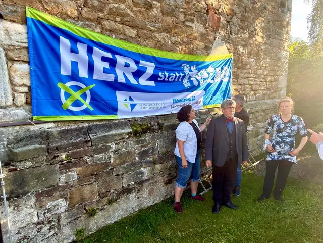 Im Rahmen der landeskirchlichen Kampagne zur Landtagswahl wurde zum Abschluss ein Banner „Herz statt Hetze“ aufgehangen. | Foto: EKM/Juliane Baumann