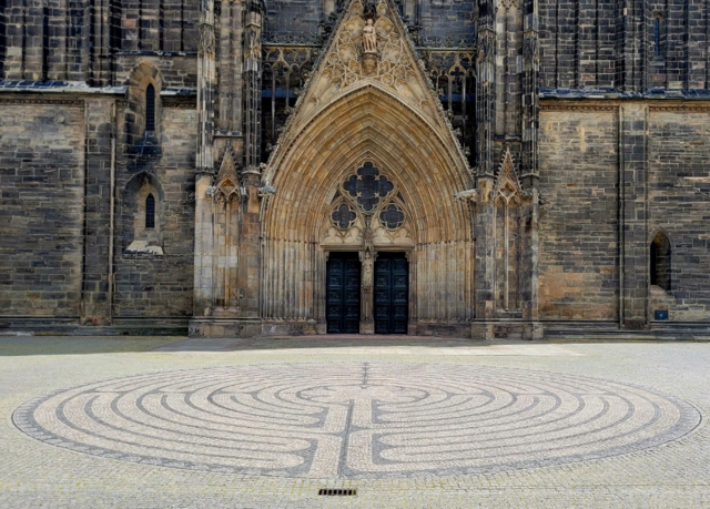 Lädt ein zu einer Gehmeditation : Das Labyrinth vor dem Westportal des Magdeburger Doms | Foto: C. Kunz