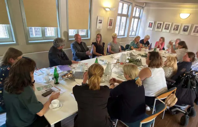 Weiter ging es nach Halberstadt, wo Friedrich Kramer im Gleimhaus mit der Gruppe „Frauen für Halberstadt“ ins Gespräch kam.  | Foto: EKM/Juliane Baumann