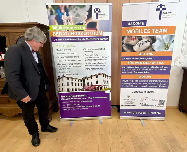 Am letzten Tag seiner Sommertour unter dem Motto „Starke Stimmen – Frauen in Sachsen-Anhalt“ besuchte Landesbischof Friedrich Kramer in Magdeburg bei der Diakonie das Team der Psychologischen Beratung von Frauen in Frauenhäusern. | Foto: EKM/Juliane Baumann