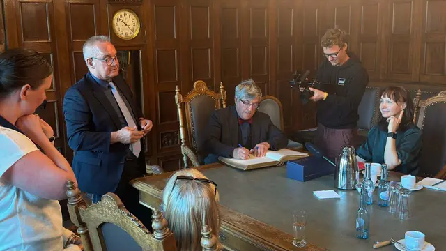 In Quedlinburg traf der Landesbischof den Oberbürgermeister Frank Ruch und trug sich ins „Goldene Buch“ der Stadt ein.  | Foto: EKM/Juliane Baumann
