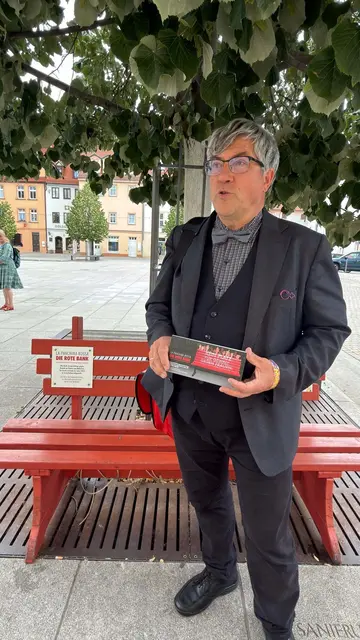 Besuch der "Roten Bank" in Weißenfels. Rote Bänke sind ein sichtbares Zeichen gegen häusliche Gewalt und Gewalt an Frauen. Sie sollen Hilfe für Betroffene leichter zugänglich machen. | Foto: EKM/Juliane Baumann