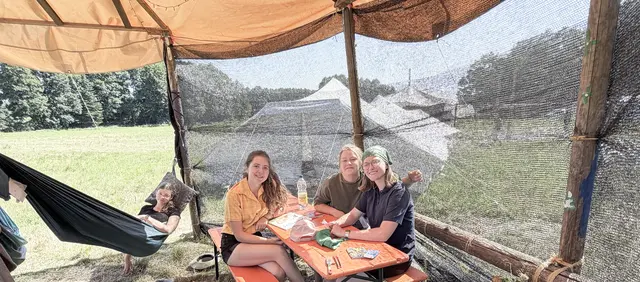 Sola als Gemeindeersatz: Neben Workshops und Bibelarbeiten bleibt auch Zeit zum "Chillen" auf der Wiese. Das gehört für Julia, Leonore und Miriam zur "Sola-Atmosphäre" dazu.  | Foto: Uwe Kraus