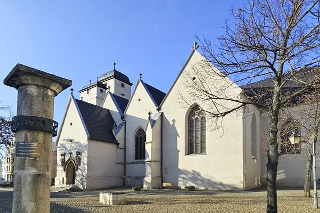 Die Michaeliskirche in Zeitz mit der Gedenkstele für Oskar Brüsewitz | Foto: Thomas Nawrath