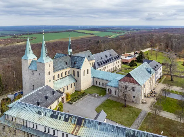 Die Huysburg wurde 1080/1084 als Benediktinerabtei gegründet und 1804 infolge der Säkularisation von Preußen aufgelöst. Erst 1972 konnte wieder ein benediktinisches Mönchskloster auf dem Gebirgskamm eröffnet werden. | Foto: IMG