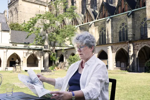 Immer gut informiert: Die Lektüre der Kirchenzeitung ist für Anne-Marie Keding Lust und Pflicht zugleich. | Foto: Thomas Nawrath
