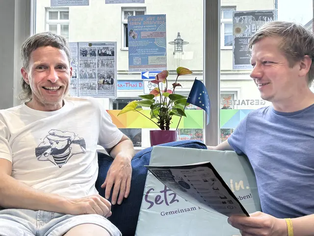 David Theobald (l.) und Sebastian Heuchel betreuen „Partnerschaft für Demokratie“, das älteste Projekt des Zukunftsladens. | Foto: Sabine Bujack