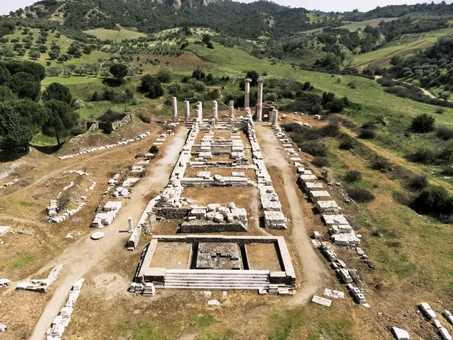 Ruine einer Tempelanlage in Sardes: An die christliche Gemeinde in der Stadt in Kleinasien ging das fünfte Sendschreiben.  | Foto: ardasavasciogullari – stock.adobe.com