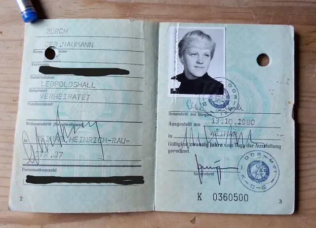 Lichtbild-Seite im DDR-Personalausweis von Elke Zürch mit Unterschriften: die von Michail Gorbatschow auf der linken Seite im Feld der Wohnanschrift, die von Hans-Dietrich Genscher auf der rechten Seite in der Zeile mit dem Ausstellungsort | Foto: Holger Zürch