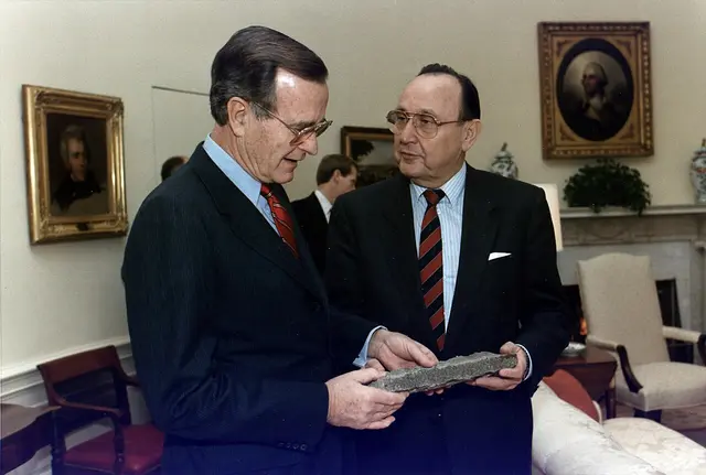 Hans-Dietrich Genscher zu Gast bei US-Präsident George Bush senior am 21. November 1989 – mit einem Stück Berliner Mauer | Foto: Susan Biddle, White House Photograph Office, gemeinfrei, https://commons.wikimedia.org/w/index.php?curid=297243