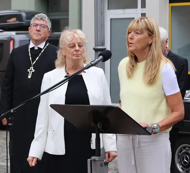 Gedenkveranstaltung vor der Michaeliskirche: EKM-Landesbischof Friedrich Kramer (v.l.) und die Töchter von Oskar Brüsewitz, Esther Froebel und Dorothea Eichmann | Foto: epd-bild/Thomas Nawrath