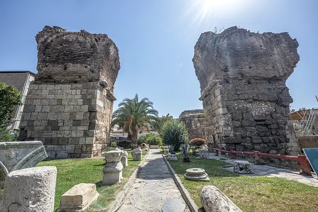 Ruine der Johanneskirche im antiken Philadelphia, dem heutigen Alaşehir in der Türkei | Foto: muratti6868 – stock.adobe.com